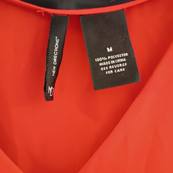 New Direction Women's Red Sleeveless Blouse Size Medium Business Casual EUC - Picture 4 of 4